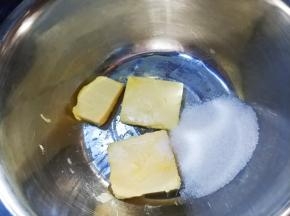 黄油常温软化，加糖放料理盆。