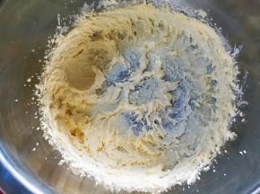 打发黄油，体积变大，颜色变浅就可以。