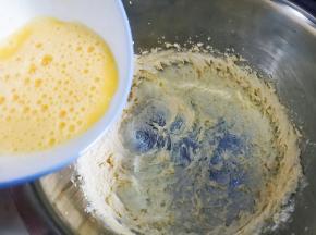 鸡蛋搅散，分两次到入黄油里。