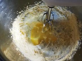 第一次加入蛋液要用打蛋器将黄油和蛋液充分搅匀再加入第二次蛋液。