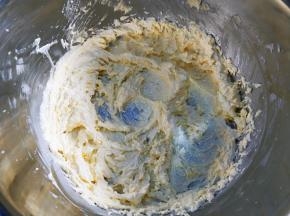 蛋液和黄油充分搅拌均匀。