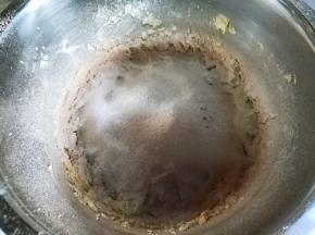 将面粉，可可粉，盐，泡打粉筛入黄油里。