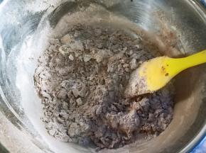 用刮刀翻拌均匀。