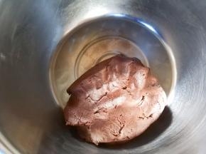 揉成面团就可以了，不要过度揉面，防止起筋。