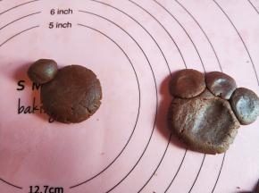 分好面团，大的14克一个，小的4克一个，揉圆后将三个小面团贴着大的放好。