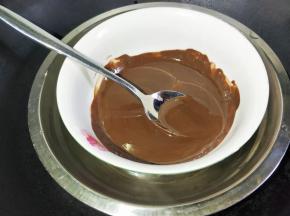 巧克力坐温水溶化。