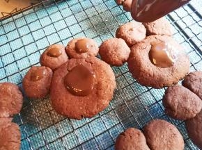 用勺子在饼干中心滴入巧克力液，不要太多，会流下来。