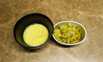 酸菜切丝、鸡蛋打散，备用
