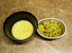 酸菜切丝、鸡蛋打散，备用