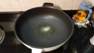 锅裏放油、糖