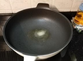 锅裏放油、糖