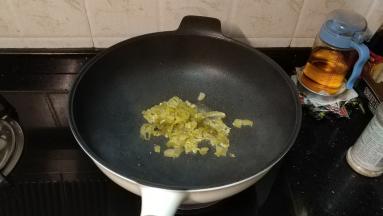 油烧开后倒入酸菜