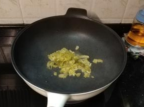 油烧开后倒入酸菜