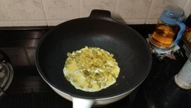酸菜炒熟后倒入蛋液