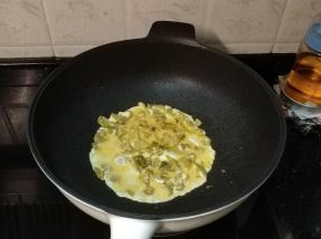 酸菜炒熟后倒入蛋液
