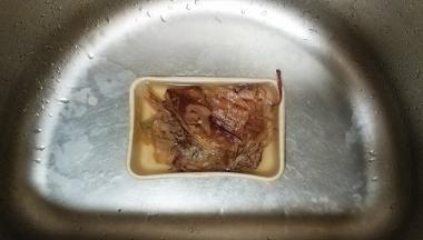 土鱿浸泡至软