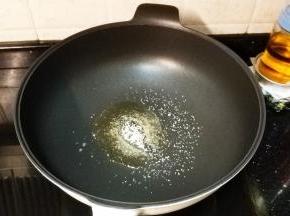 锅裏放入油、盐、糖大火烧开