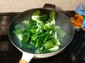 锅里放油、盐、糖大火烧，倒入小白菜翻炒至八成熟