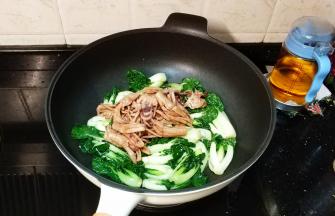 倒入土鱿翻炒均匀即可