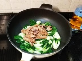 倒入土鱿翻炒均匀即可