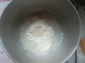 面粉、水、酵母放入厨师机。（没有厨师机用面包机或者手揉）