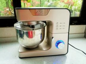 放好搅拌桶，压下机头，启动厨师机1档慢速搅拌1分钟成团，然后启动厨师机3档揉面3分钟。