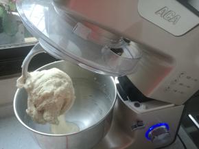 时间到，面团揉好，取下面团。