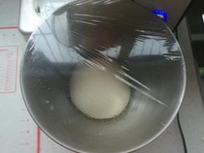 收圆放回搅拌桶，盖保鲜膜室温发酵。