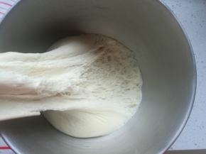 拉开面团呈蜂窝状，发酵完成。