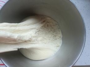 拉开面团呈蜂窝状，发酵完成。
