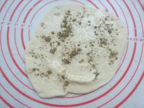 擀成片，撒上适量盐，少许油刷匀，撒一层花椒粉。