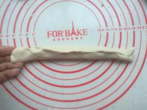 卷起来，收口捏紧。