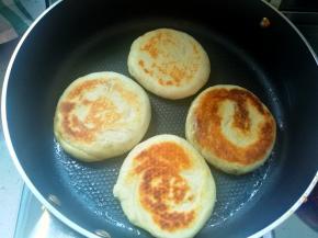 平底锅刷油，烙至两面金黄即可。