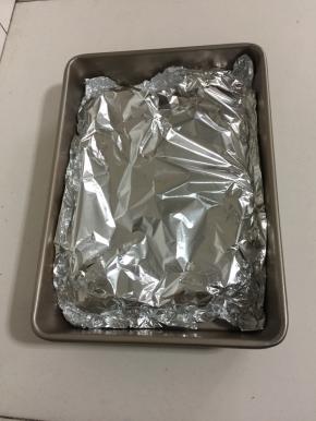 再取一张锡纸盖子上面，防止鸭肉流失水分，口感发柴；同时也可以避免烤的过程中鸭肉里面的油脂溅到烤箱壁上，不好清理。