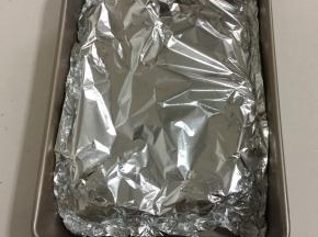 再取一张锡纸盖子上面，防止鸭肉流失水分，口感发柴；同时也可以避免烤的过程中鸭肉里面的油脂溅到烤箱壁上，不好清理。