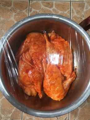 包上保鲜膜，放在冰箱冷藏腌制半天。