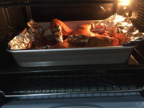 再次放进烤箱继续烤20分钟，随时观察，看到鸭肉表面变得有点儿干的时候，再在鸭肉表面刷腌料。直到把腌料刷完为止。（大约又刷了三次。）