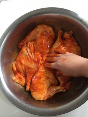 把手彻底清洗干净，给半片鸭充分的揉搓按摩按摩，让鸭肉更加入味儿。