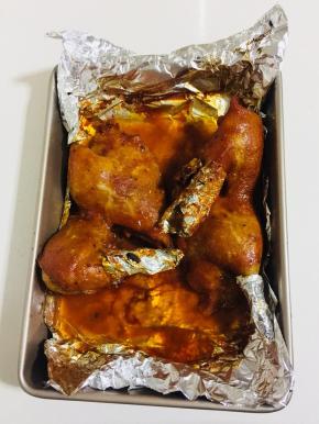 烤好的鸭肉色泽金黄非常的诱人哦！
