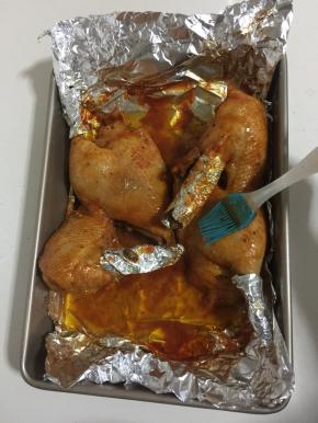 时间到了取出，把腌制半片鸭剩余的料均匀的刷在半片鸭上。