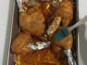 时间到了取出，把腌制半片鸭剩余的料均匀的刷在半片鸭上。