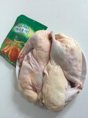 准备一包奥尔良烤肉料，半片鸭解冻清洗干净备用。（如果表面有鸭毛残留记得要拔干净哦！）