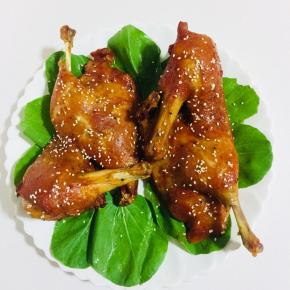 装盘，撒上适量的熟芝麻装饰一下即可。