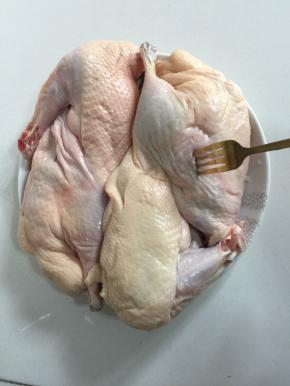 用叉子在半片鸭上均匀的叉几下，方便腌制的时候更入味儿。