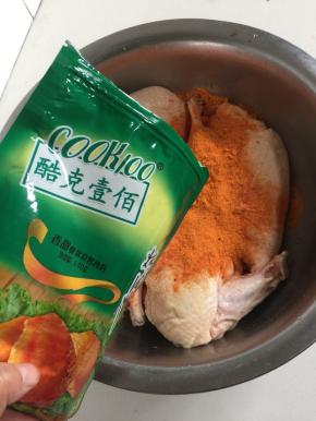 把半片鸭放到一个大一点儿的容器中，放入一包奥尔良烤肉料（140克）。