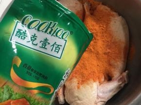 把半片鸭放到一个大一点儿的容器中，放入一包奥尔良烤肉料（140克）。