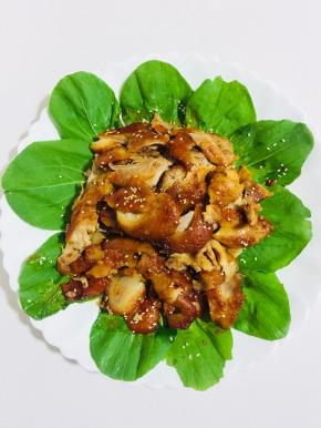 用刀片成薄片就可以直接吃啦！也可以蘸上甜面酱，搭配春饼，黄瓜丝，葱丝食用啦！