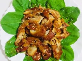 用刀片成薄片就可以直接吃啦！也可以蘸上甜面酱，搭配春饼，黄瓜丝，葱丝食用啦！