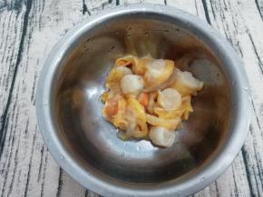 扇贝撬开，用刷子把壳都刷干净，将肉取下来，用水冲洗干净