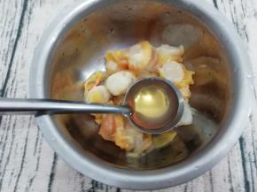 将扇贝放入盆中，加入黄酒